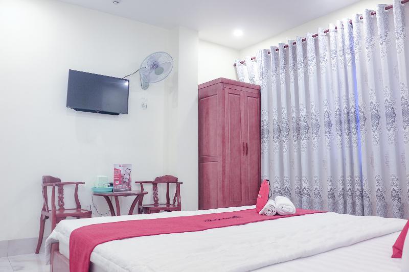 Khách sạn Reddoorz Plus @ Dong Den Street TP. Hồ Chí Minh